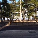 L’ISOLETTA - 大きな窓から見える、大浜海岸