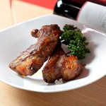 凛 - 焼きも煮込みも大人気の『スペアリブ』