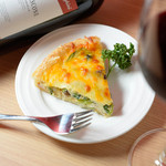 凛 - 旬の具材がたっぷりと入った人気の『キッシュ』