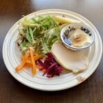 バルバルキッチンアメリ - 毎度お馴染みのランチサラダ
      今日は珍しくコールドチキンが入っていて、これがまた抜群に美味しかった！ただ、葉物野菜の種類が偏り過ぎて食べづらかった。