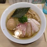 麺屋 いちょう - 鶏（名古屋ｺｰﾁﾝ×大山）×
                                豚×和風×海鮮の白醤油らぁめん