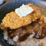 Hiroshima Kakidokoro Taishuusakaba Baketsu - ②牡蠣出汁カレー
                        お茶碗の白ご飯に牡蠣出汁カレーを掛けて牡蠣フライを載せるとちょっとワクワクします
                        牡蠣出汁がしっかり出ておりコクに深みがあります