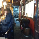 よしむら - 昔のミシンの対面席〜ここで1杯やりたいものだ(笑)