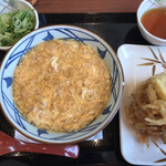 Marugame Seimen - 玉子あんかけうどん 520円、右は同行者が食べた釜揚げうどんへ追加の野菜かき揚げ