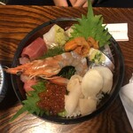 のれんと味 だるま料理店 - 海鮮ちらし。ウニ、イクラも載っていて豪華です。