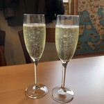 オステリア ピッツェリア アルベロ - スパークリングでお先に乾杯♪
