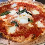 Pizzeria La Gita - フレッシュモッツァレラチーズのマルゲリータ