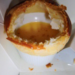 パティスリー セレネー - 断面。上のパイを突き崩して、プリンに混ぜていただきました。