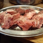 大衆ホルモン肉力屋 - 豚　タン、カシラ