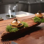 IZA - ズワイガニとウズラのポーチドエッグのタルト