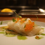 IZA - 赤イカと鱒の卵の燻製のカルパッチョアップ
