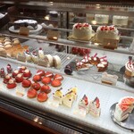 パティスリーマサ - ショーケースの様子。