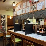 とんとこ豚 - 店内はカウンター、テーブル、奥に座敷