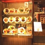 洋食や 三代目 たいめいけん - 店頭にはお料理サンプルがディスプレイされています。