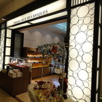 明るい店内です。