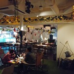 Bistro CAMPER - 奥の方はフツーのテーブル席