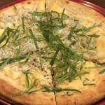 Burasseruzu Biapurojekuto Shinjuku - 釜揚げシラスと大葉のチーズピザ