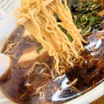 Kyoutei Ra-Men Uwo Toyo - ラーメンは細縮れ麺で、スープがよく絡む