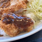 Katsuya - ロースカツにとんかつソースをかけて食べます