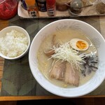 ラーメン笑福 - 「塩（自然塩）（小ライス　サービス）」750円