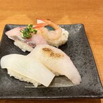 Taishou Zushi - 手前：赤いか・マトウダイ・奥：あじ・甘えび