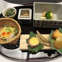神戸たむら - 左のカゴ、チラシ寿司なんですが、ちょっと食べにくかった　