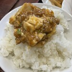 中国料理 峨嵋山 - ご飯にマーボー豆腐をのせて食べると最高