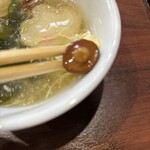 中国料理 峨嵋山 - ナメコ入りの中華スープはいつまでも熱々でした