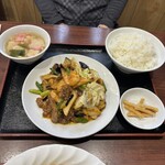 中国料理 峨嵋山 - エビ、鶏レバー、砂肝のピリ辛炒め　税込900円