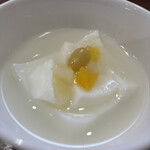 中国料理 峨嵋山 - 容器ごと冷蔵庫で冷やされた杏仁豆腐