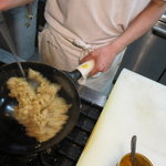 里葉亭 - フライライス調理中