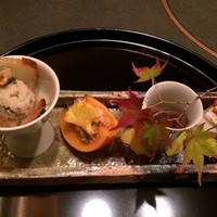 螢 - 先付（壬生菜揚げ胡麻和え　柿揚麩白和え　/　カナッペおから　かます小袖寿司　/　茶ぶりなまこ　おろしポン酢　/　あんぽ柿レーズンバター）