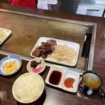 鉄板焼ステーキダイニング ハッピーバッファロー - 淡路島オニオンスープ、ごはん、漬物