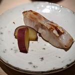 千葉たかおか - 銚子のシラカワ。白甘鯛の骨で取った出汁に漬けてから炭火で焼く