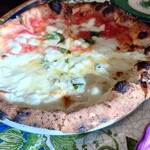 Pizzeria e Osteria PADRINO - ピサはハーフ＆ハーフで、マルゲリータとクアトロフォルマッジ。5分以内に食べてくださいの案内通り、出来立ては美味しい