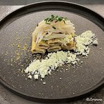 カーサ・デル・チーボ - 自家製のカラマーリにヤリイカを載せたリガトーニのセロリパウダー添え