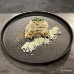 カーサ・デル・チーボ - 自家製のカラマーリにヤリイカを載せたリガトーニのセロリパウダー添え