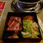 Chiyou Shi Yun Kan - ランチメニュー 焼肉弁当 (国産牛)、1,100円。