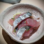 千葉たかおか - お昼11時に揚がった金谷の鯵。葱に負けない濃い味わいに、口の中で跳ねまわるプリプリのさ。