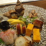 前菜盛り合わせ 1580円・・・上から時計回りで：ツブ貝・穴子肝・チャーシュー・南瓜？・水蛸・石鯛・ピータン・・・中央：薩摩芋・クワイ