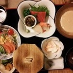 貯水池 鳥山 - 滋養鳥のモモから揚げ御膳3045円。この他にモモ揚げとデザートが付きます。