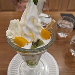 ミルク&パフェ よつ葉ホワイトコージ - キウイとマンゴーのヨーグルトパフェ