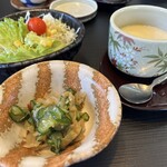 山田屋の鰻 - サラダ 小鉢 茶碗蒸し