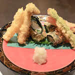 Aichi - 鮎をチーズと海苔で巻いた香味揚げ（アップ）