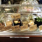農家バル FOODBABY - 入り口付近の「セルフ瓶チョス」コーナー