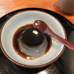 芭蕉庵 - 黒ごまプリン（￥380）。すごい弾力！ プリン本体・黒蜜ともに香り豊かで、価値ある一品