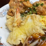 若水 - 若水定食（左側）エビ天ぷら、イカ天ぷら、トリから揚げ、