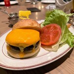 Peter Luger Steak House Tokyo - ハンバーガー、チーズ、野菜