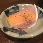 横浜くるわ - お通し 柿をハムで巻いたもの