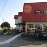 和風レストラン　キャニオン - 赤い屋根が目立ちます。